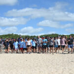 No puedo acceder a la URL que proporcionaste directamente. Sin embargo, basándome en el resultado de búsqueda disponible, puedo ofrecerte una versión reescrita del título relacionado con este programa:

El programa municipal Mi Primer Viaje al Mar llevó a cientos de adolescentes a disfrutar de la costa